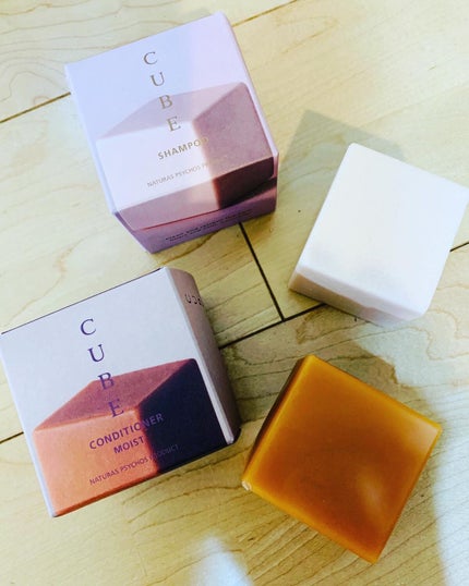 Naturas Psychos Product CUBEシャンプー smoky leafの⾹りのクチコミ「髪とシャンプーを濡らした後、髪の根元から毛先に向かって撫でる様に塗布して使います
意外とすぐ、.....」(1枚目)