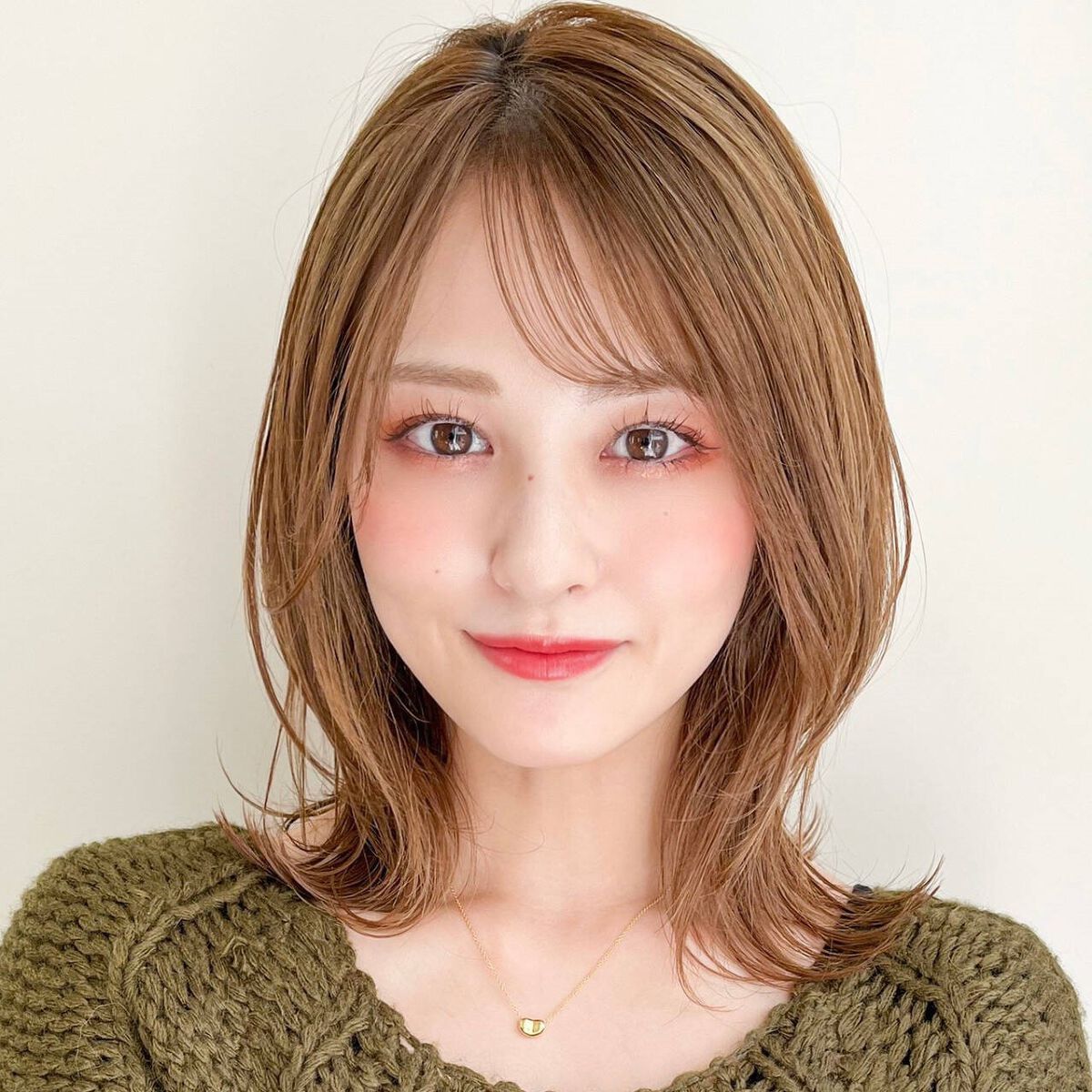 クリスマスメイクはかわいく華やかに!派手すぎないデートメイク・30代・40代の垢抜けメイクのポイントもご紹介のサムネイル