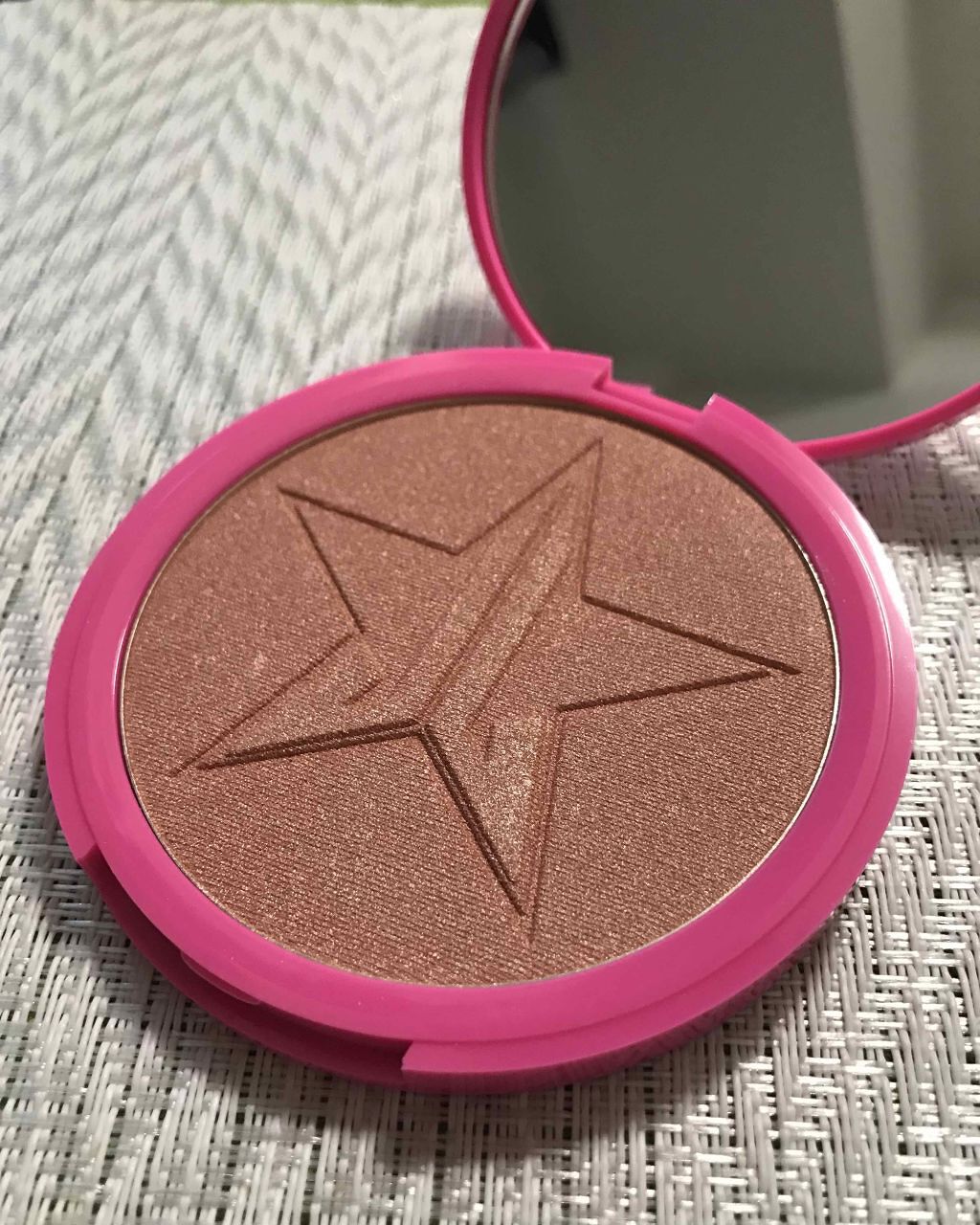 Jeffree Star Cosmetics skinfrostのクチコミ「ジェフリー スターコスメティクスのスキンフロスト ピーチゴッデスになります。


こちらはビカ.....」（2枚目）