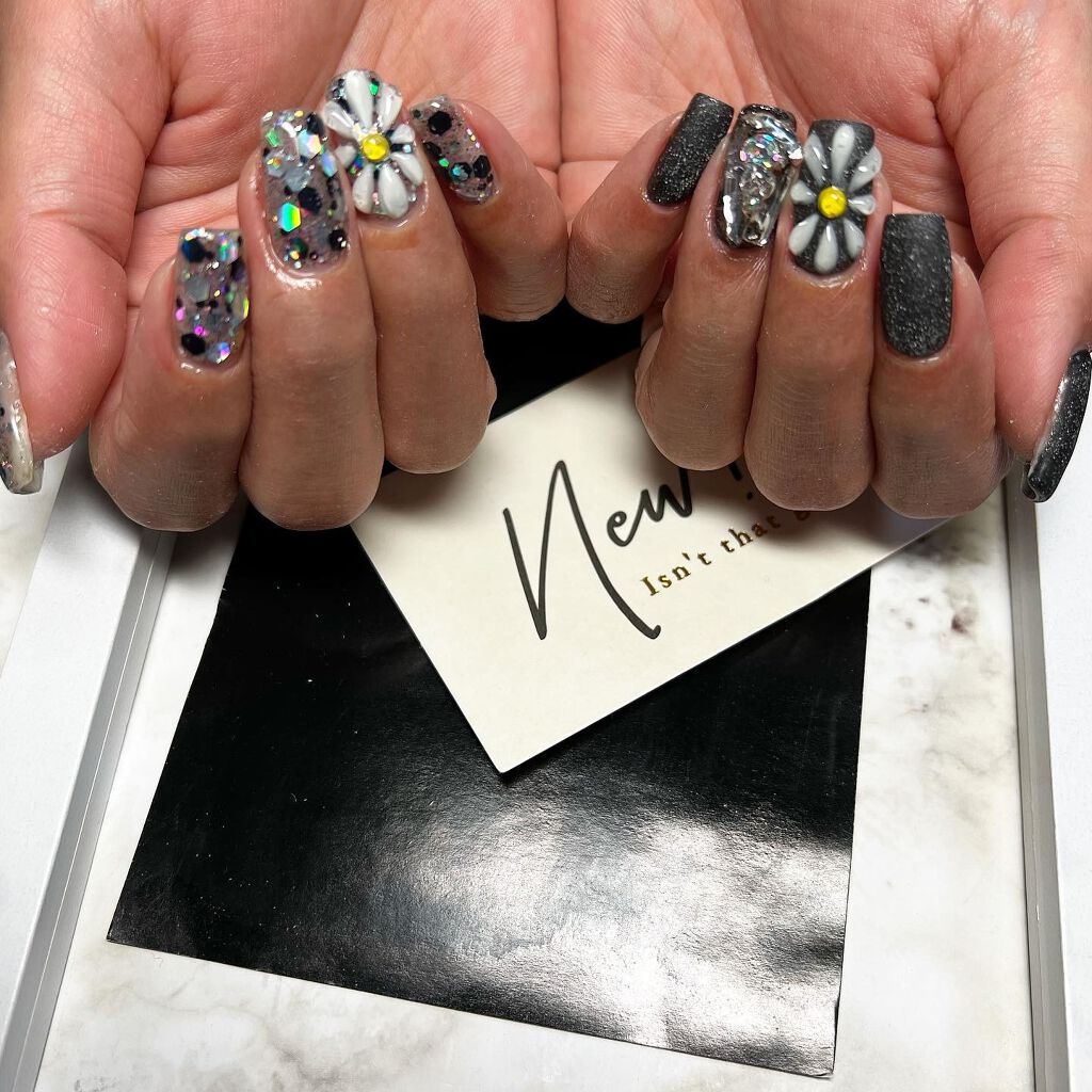 cst on LIPS 「#flowernails#🌼#blacknails💅#ネイル好..」(1枚目)