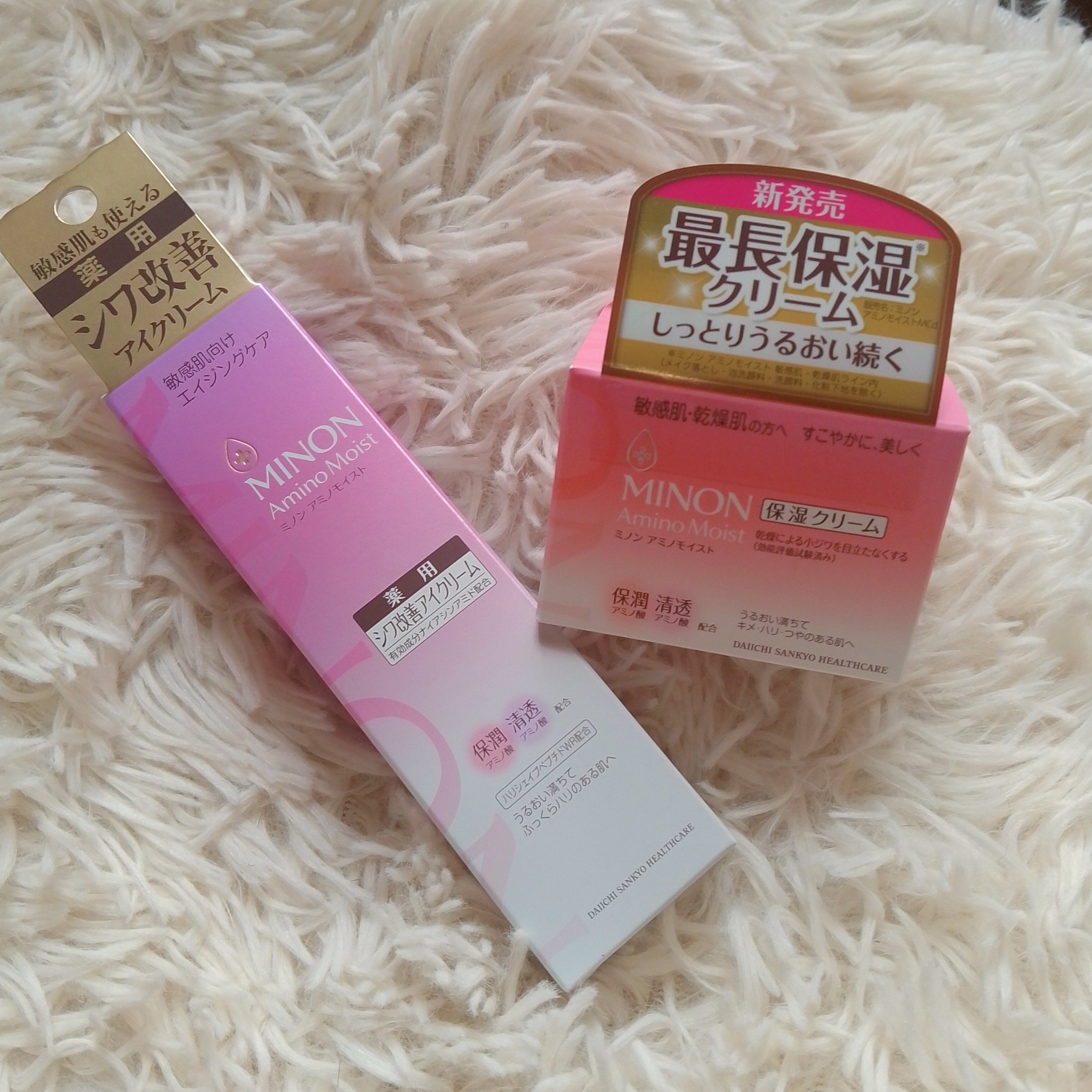 ミノン アミノモイスト
モイストチャージ クリーム
エイジングケア アイクリーム を試してみました。

【モイストチャージクリーム】
なめらかで軽やかなテクスチャのクリームです。
ベタつかず使いやすく乾燥しがちな敏感肌にもやさしく溶け込みま