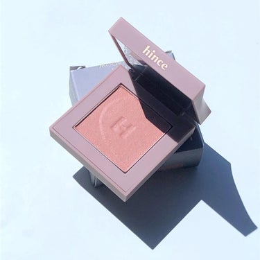 [hince] 
⁡
New Depth Eyeshadow -INITIAL-
⁡
=====================================
⁡
hinceのニューアンビエンスコレクションを
購入したとき、ついで買いしました🤤
⁡
ふだん、単色はあまり買わないのですが
hinceは単色でも途端におしゃ顔になる
色の魔術師ですから、心配ご無用！
さくっとその魔術師を召喚したというわけです🧞‍♂️
⁡
オイル配合で、さわるとしっとりもっちり
シルクようないつまでもさわっていたい不思議な質感✨
⁡
わたしはもっぱらチークとして使っていますが
お肌にとけこむ自然な色味で
一度でどばっと色がつくことがないので失敗しないし
透明感のある血色感が出てほんとお気に入りです💓
⁡
いまさら感あるしな〜と思ってたけど
やっぱりずっと欲しかったものだったので買ってよかった🧡
買ったばっかだけど
底見えコスメ確定！と予言しちゃいます😂🧡
⁡
=====================================
⁡
@hince_official_jp 
@hince_official 

#hince #newdeptheyeshadow 
#kbeauty #cosmetics #eyeshadow #cheek #makeup #ヒンス #ニューデップスアイシャドウ #コスメ #アイシャドウ  #チーク #韓国コスメ #購入品 #힌스 #아이섀도우 #코스메틱 #메이크업 #코덕 #뷰덕 #뷰티 #뷰티스타그램 #내돈내산 #LIPSベスコス2021レポ   #潤い肌の作り方  #私の中の神コスメ の画像 その0