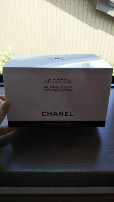 今日はCHANELのコットンです。

今まで化粧水つけるときは手でつくてたのですが、デパートのスキンケアとか試させてもらうと、コットンを使いながらお手入れするのが多く、LIPSでCHANELのコットンが