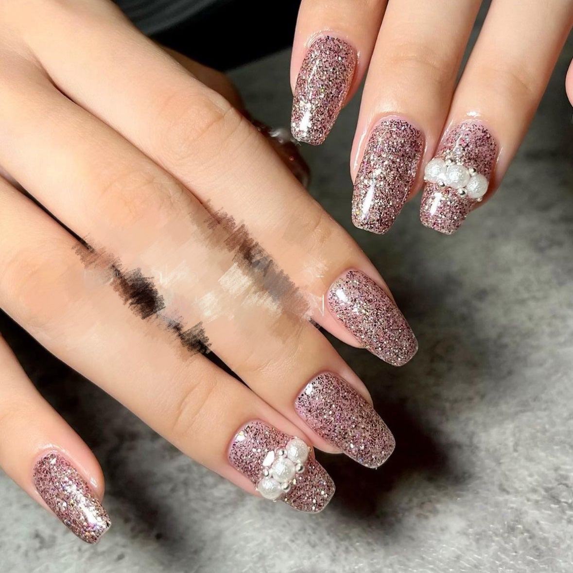 R🦄💜フォロバ on LIPS 「【#サロンネイル記録】サロンのネイル記録です💅ピンク、シルバー..」(1枚目)