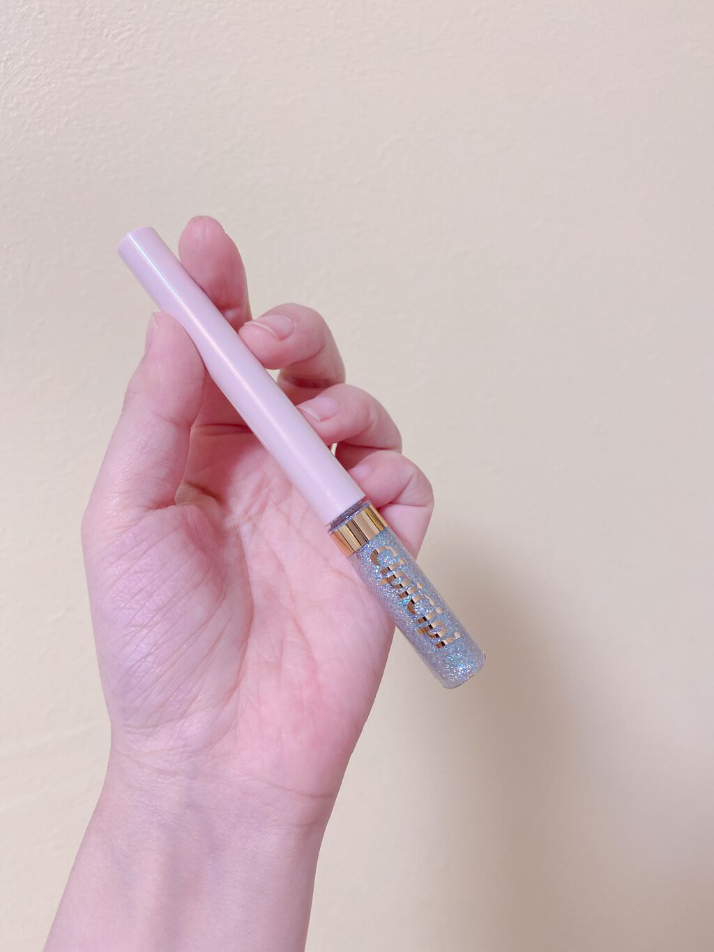 CipiCipi
グリッターイルミネーションライナー　05

新色の05が可愛すぎます。

夏のメイクにぴったりなグリッターで、下まぶたにポイントで塗るのも、１度手の甲に出して上まぶた全体にポンポンとのせるのもめっちゃ可愛いです！

ふくれ