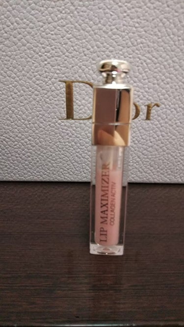 Diorのマキシマイザーの01です。

実物は薄いピンクと、薄い細かいラメがキラキラ入ってるようですが無色透明に近いです。


色のリップをつけないときはこれだけ塗って艶々にもなって、ケアもできます。
