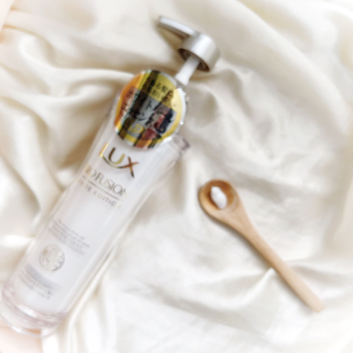 LUX バイオフュージョン ホワイトエディション バイタルリペア オイルのクチコミ「砂漠植物ローズ・オブ・ジェリコの抽出成分(保湿成分)を贅沢に配合したシャンプー、コンディショナ.....」（3枚目）