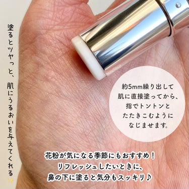 【PR】

　

タイムシークレット　薬用デイエッセンスバーム
リフレッシュハーブの香り［医薬部外品］
　
　
　
タイムシークレットの大人気スティック美容液に、
待望の“香り付き"が新登場🌿
花粉の季節にもぴったりの
爽やかな「リフレッシュハーブの香り」。
ハーブ系の香り好きだから嬉しい！
鼻の下に塗っておくと
スーッと気分もリフレッシュできます。
　
　
　
　
私は特に乾燥肌なので、
しっかり保湿しておいても
日中にカサつきが気になることも🫣
乾燥でメイクよれしやすくなるし、
メイク直しも大変…🫠
　
　
　
そんな時にも🙌💕
スティック美容液があれば
気になるところにさっと塗るだけで
肌のうるおい補給*が叶います🕊️
ポーチにすっぽり入るサイズだから、
持ち運びしやすいところも魅力ですよね👜
　
　
　
素肌に塗って使うだけでなく
メイクの上から直塗りしてもOKだから、
メイク直しにも活躍してくれます🪞
ベタつかないか心配だったけど、
塗ってから指でやさしくポンポンすると
綺麗になじむから大丈夫だった
私はこの後で軽くパウダーをなじませて、
ふわっとした質感に仕上げています。
こうしておくと、
さらにナチュラルに仕上がる気がする💡

　
　

これからの季節は風邪予防や花粉対策で
マスクをつける機会が増えるから、
マスク擦れで肌が荒れないように
サッと塗ってケアするのもおすすめですよ😷
うるおい不足は美肌の大敵だから
手軽にサッとうるおい補給*して
健やか肌を目指しましょう✨
香り付きは数量限定販売なので、
気になる方はお早めに🙋🏻‍♀️



*角層まで
　
　
　
　
#PR #タイムシークレット #timesecret #スティック美容液 #美容液スティック #薬用デイエッセンスバーム #マスク荒れ #メイク直し #マスクメイク #ツヤ肌メイク #おもち肌スキンケア  #冬の新作コスメレビュー の画像 その2