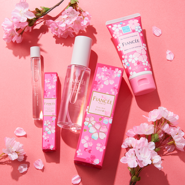 数量限定！フィアンセのさくらの香り🌸

フィアンセの「さくらの香り」シリーズは、
ももやあんず、ライチを中心としたフルーティーな甘さが特徴です🍑
満開の桜並木にたたずんでいるような可憐な香りがふわっと舞