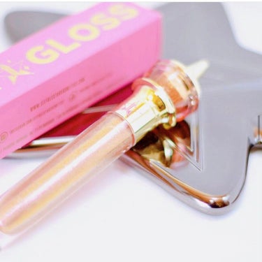 ぎらっぎらのラメグロス！


🤍Jeffree star Cosmetics
　The Gloss
　Shockwave


ラメ！カラー！パッケージ！そして香りも！！ぜーんぶかわいい😂💕