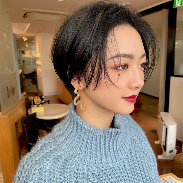 凛としたクールな雰囲気の眉が似合う女性。