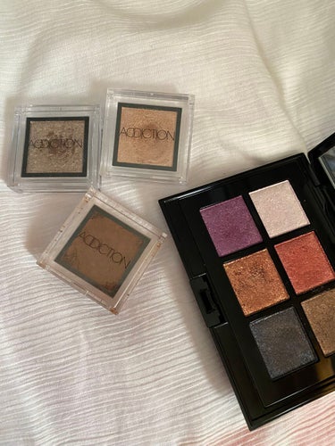 ホリデー アディクション “イリディセント ユーフォリア” EYESHADOW PALLETE L/ADDICTION/メイクアップキットを使ったクチコミ（2枚目）