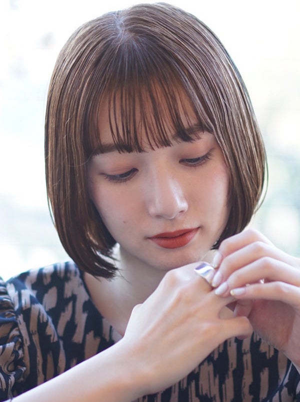 赤毛ボブの女性