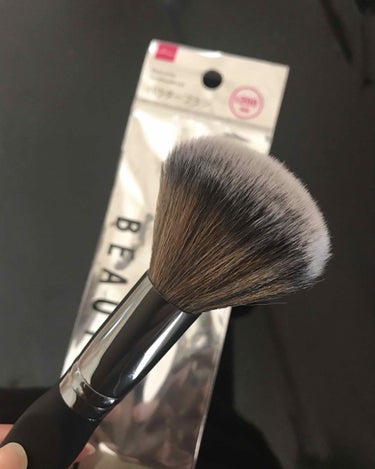 DAISO BEAUTILIER メイクブラシのクチコミ「ダイソーでBEAUTILIERというフェイスブラシ
発見🤩迷う暇なく即ゲットしたよね笑
今まで.....」（3枚目）