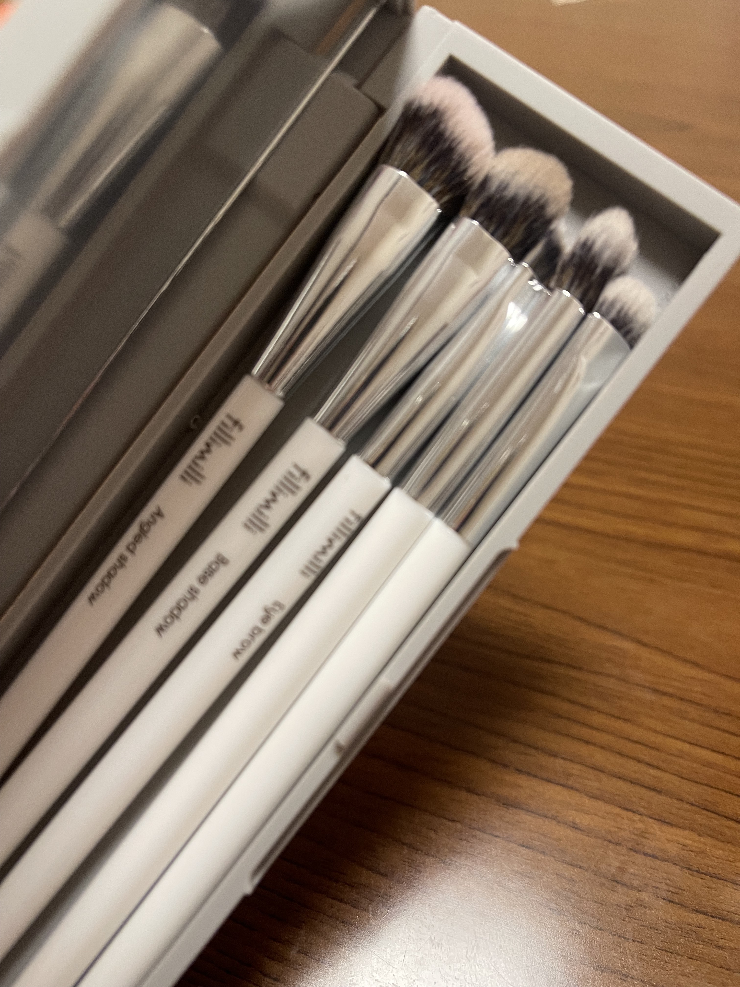  ★fillimilli アイメイクブラシセット 5種類

＊リップスショッピング購入品＊

インスタやクチコミサイトでよく見るコレ！
ちょうど使っている筆の劣化が出てきたので
購入してみました。

〇第一印象
思ったより柄の部分が細かった