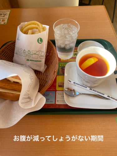 YUMI TIBI on LIPS 「食べても食べても食べたい🤤この期間www本日の昼食は〜モスバー..」（1枚目）
