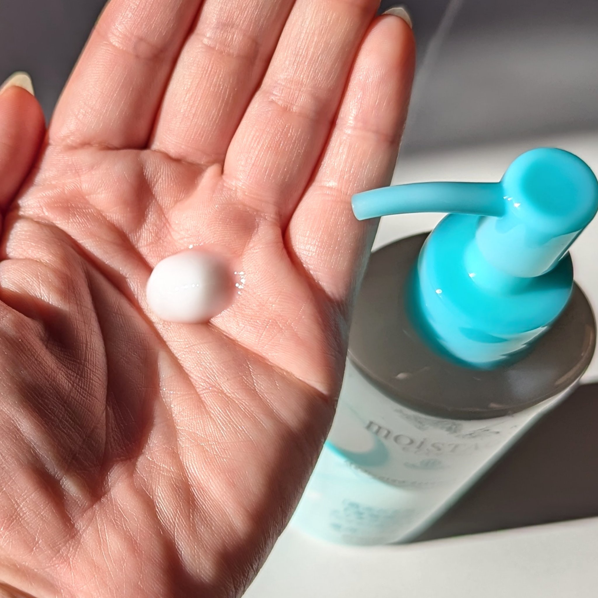 モイスタージュ モイスタージュ　薬用エッセンスゲル（しっとり）  ［医薬部外品］のクチコミ「１本で化粧水・乳液・美容液を兼ねた
３in１薬用エッセンスゲル。

乾燥・肌あれを防いでふっく.....」（2枚目）