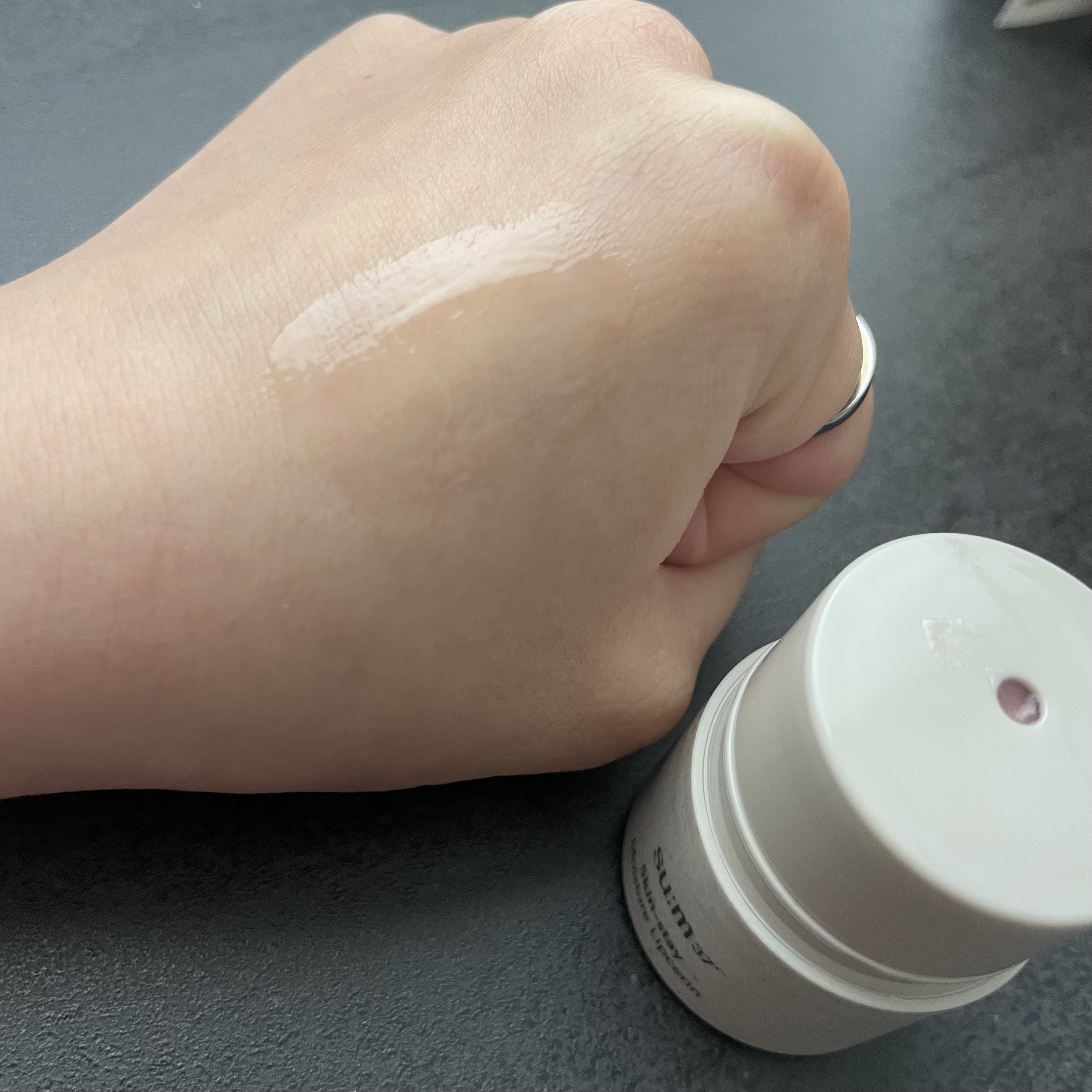 スキンステイモイスチャーリップセリン/su:m37°/リップバームを使ったクチコミ（2枚目）