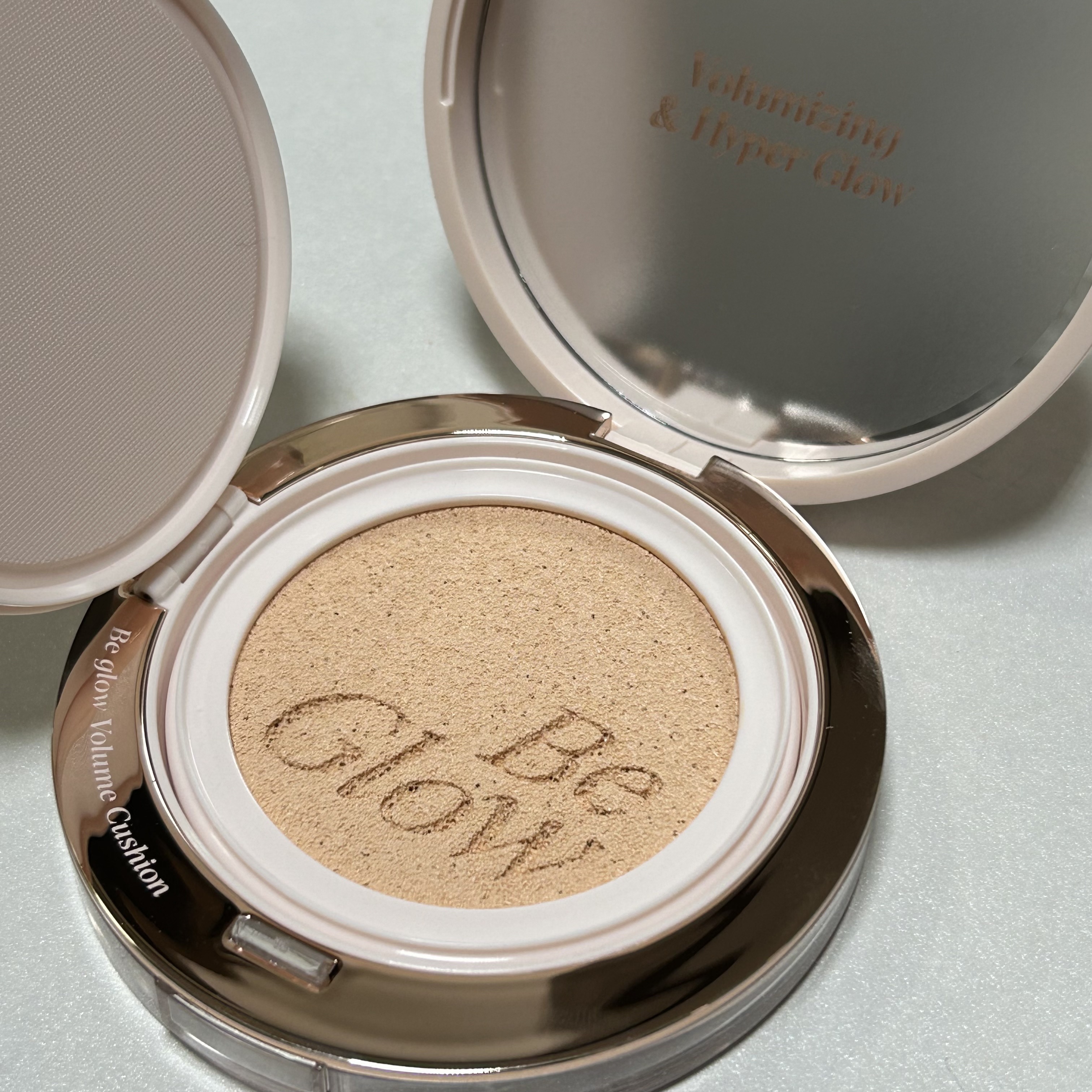 エスポア🤍ビーグローボリュームクッション

5世代のグローの始まり♡
エスポアから新しいクッションが出たので試してみました！

艶クッションなだけあって
水分感もあってしっとりと塗り心地もいいです。

ハイカバーというよりは
自然なツヤ感