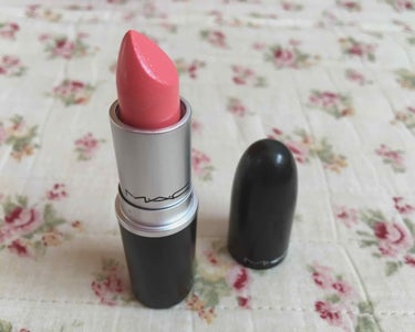 MAC Lipstick FLAMINGO
・
MACのリップはとにかく発色がいいですね😚
色味はコーラルピンクに少しオレンジ味が足された感じです︎☺︎
・
ガッツリ塗ると口だけ浮いてしまうので(笑) 