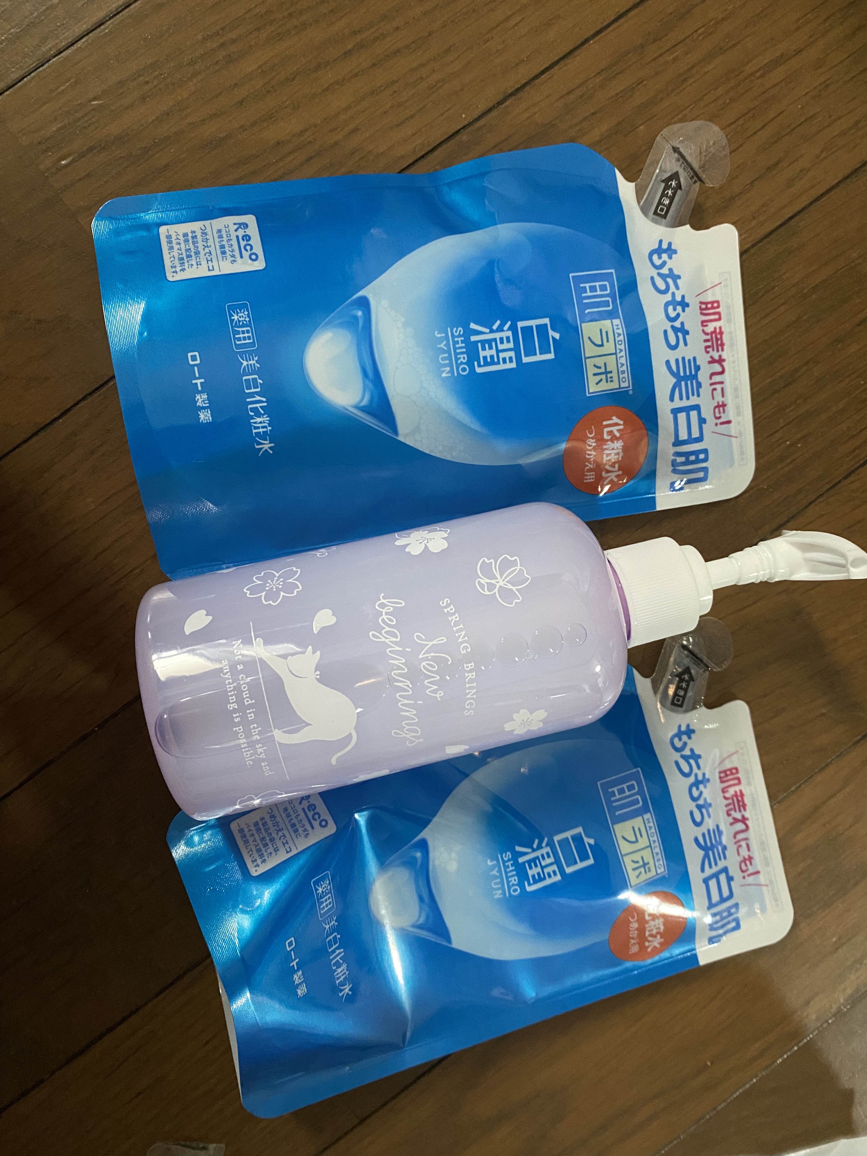 ︎︎︎︎︎︎☑︎肌ラボ 白潤 薬用美白化粧水(リニューアル前)



白潤は20代前半の頃から度々お世話になりました😌🩶

私は敏感肌で生理前は乾燥故に皮脂が出る➕
皮脂や油分で荒れるのですが
白潤は赤みもあまり出ないし大好き。
(乳液