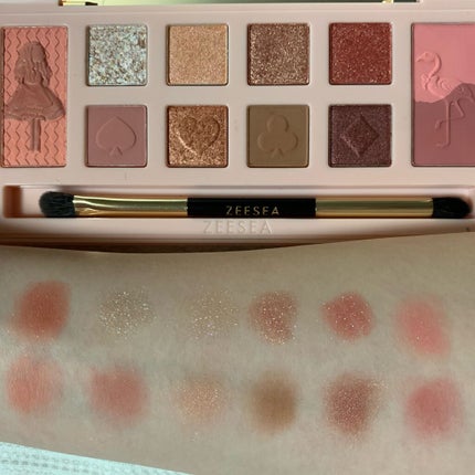 アリスドリームランドシリーズ 12色アイシャドウパレット(ZEESEA×大英博物館)/ZEESEA/アイシャドウパレットを使ったクチコミ(2枚目)