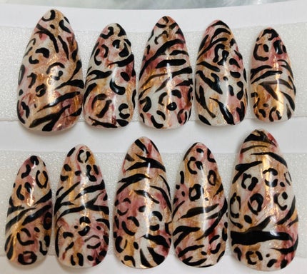 AMICI アミーチジェルのクチコミ「こんばんは!!
今回は地味に人気なヒョウ柄×ゼブラ柄
総柄MIXデザインネイル💅🏼
ショート.....」(1枚目)