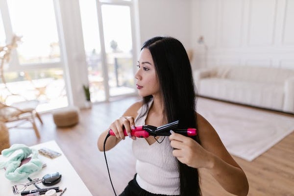 黒系ヘアカラーは透明感が魅力♡おすすめ市販カラー剤や黒染めしないで黒くする方法を紹介の画像