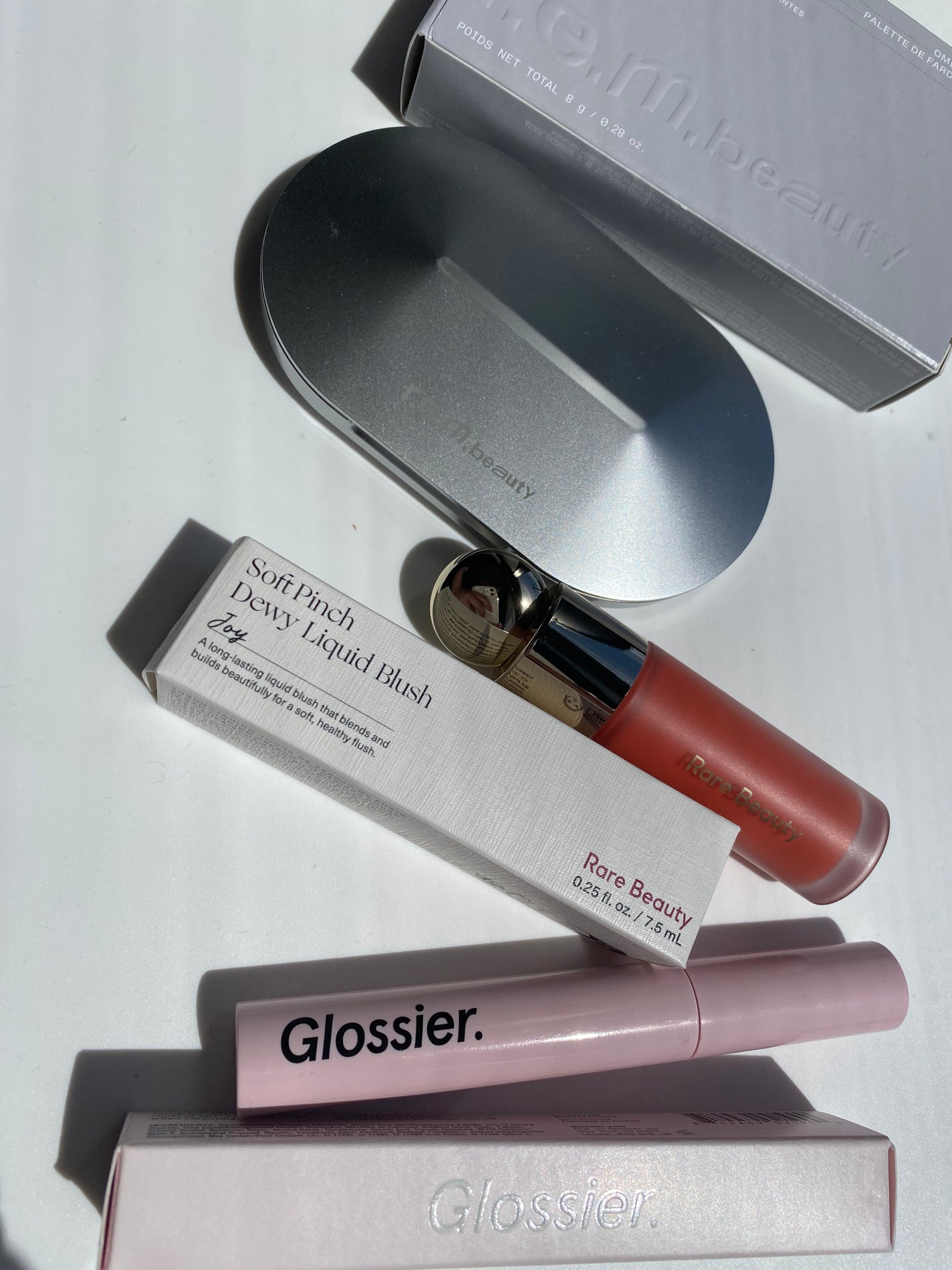 KANNIE on LIPS 「#rembeauty#glossier#rarebeauty🤦..」(1枚目)