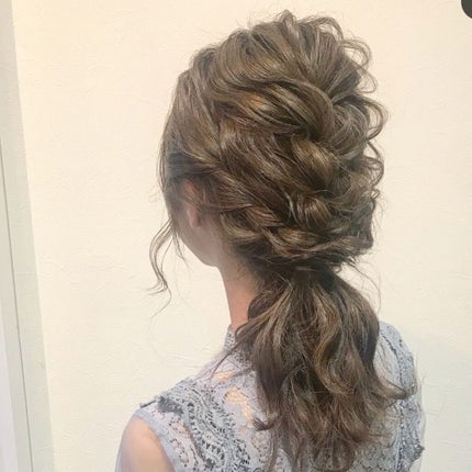 hibiai on LIPS 「.結婚式ヘアアレンジ♡ポニーテールの特集です😊💕ポニーの縛る位..」(9枚目)