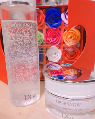 
こんにちゎ！
今回ゎ今まで使った中で１番好き😭💛！
って思ったスキンケアの１部紹介します！笑



＊Dior 
スノー ブライトニングエッセンスローション
(化粧水)
スノーブライトニングモイストク