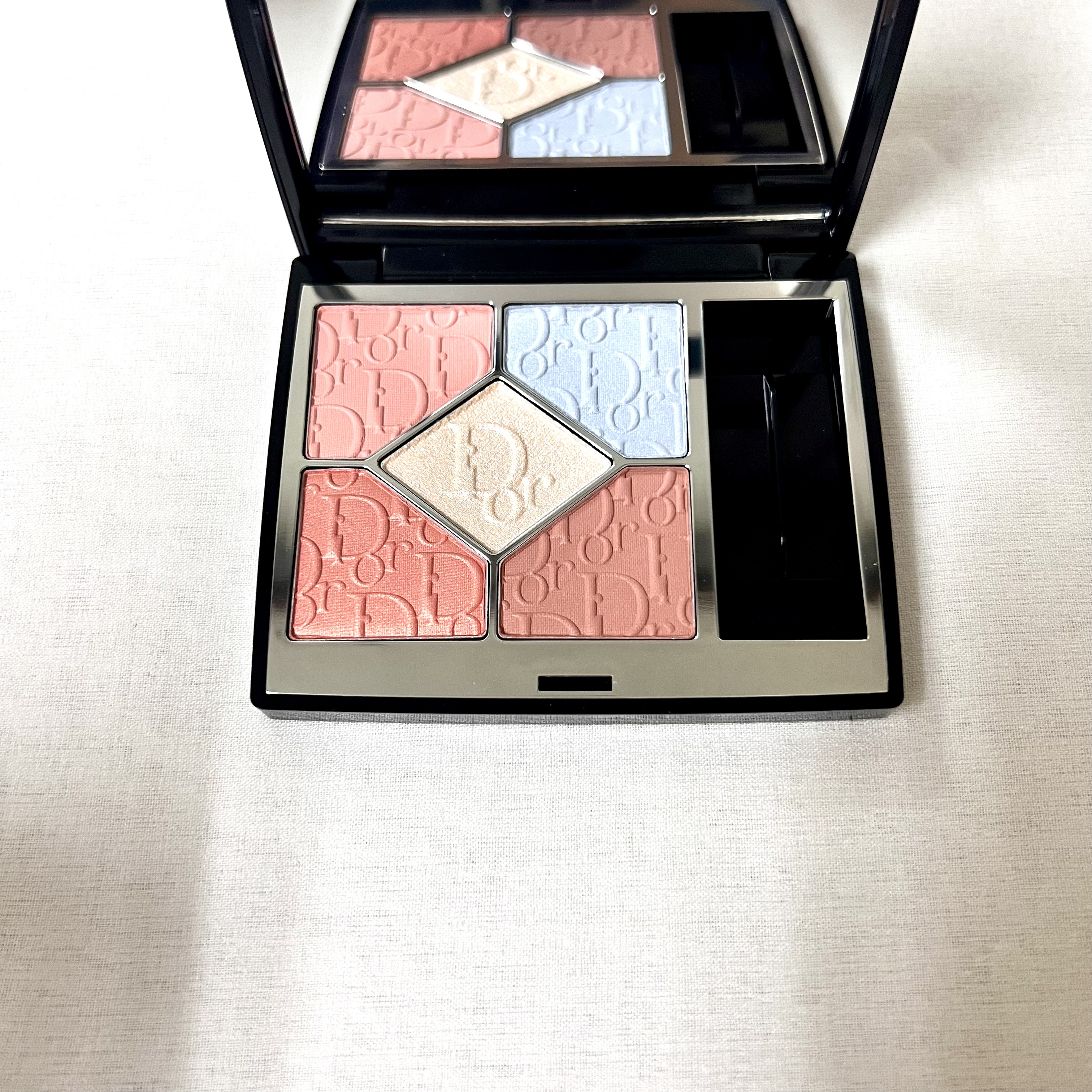 Diorのアイシャドウ ディオールショウ サンク クルール他、1商品を使っ