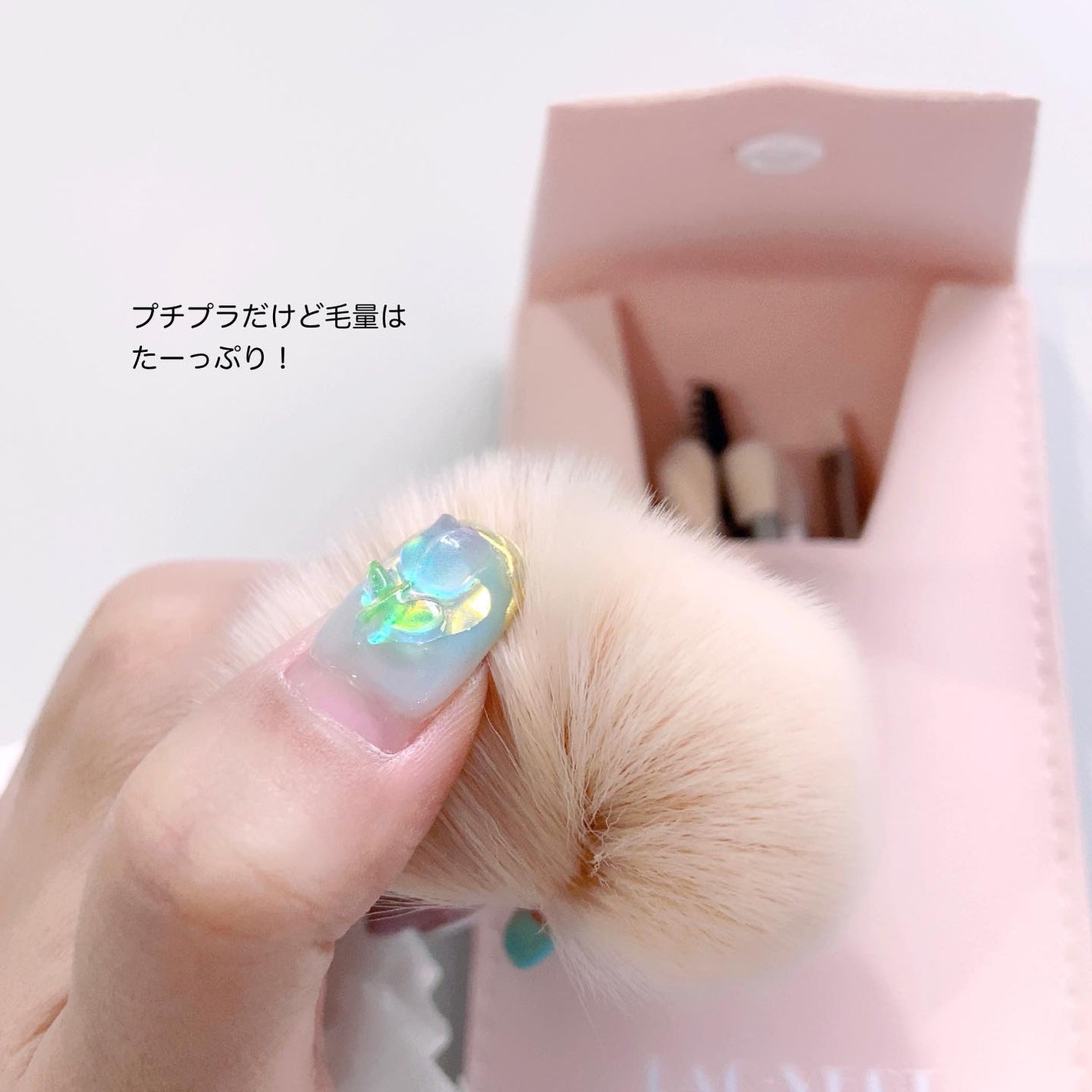おんぷ on LIPS 「このインスタ映えするメイクブラシ可愛すぎるしプチプラすぎる🎀..」(3枚目)