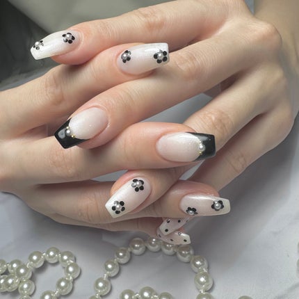 kanna on LIPS 「マリクヮ風のモノトーンネイル🫶🏼🖤お花もドットも手書きになりま..」(2枚目)