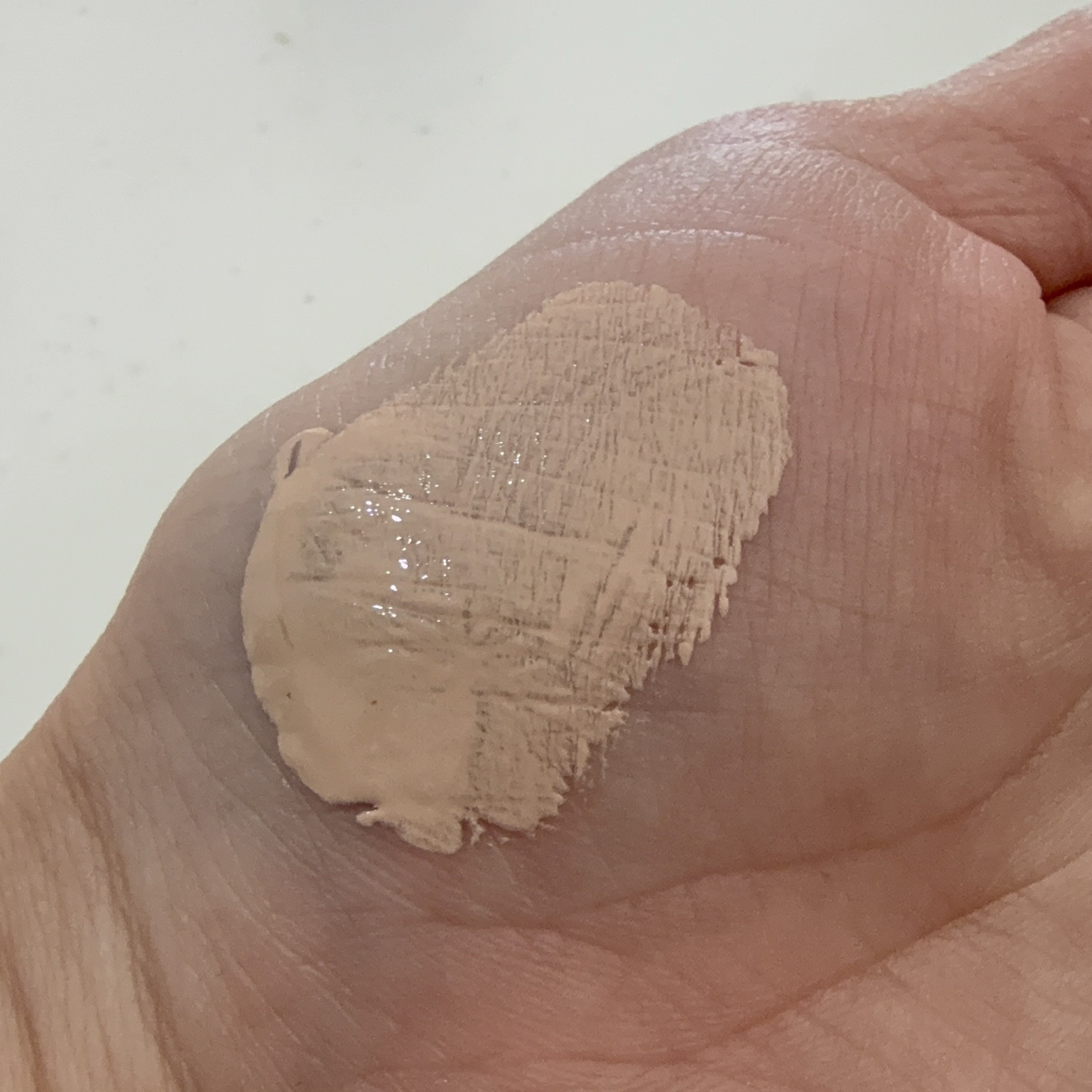 エッセンス スキングロウ ファンデーション 220 Linen/SHISEIDO/リキッドファンデーションを使ったクチコミ（3枚目）