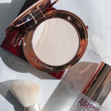 Charlotte Tilbury エアブラシフローレスフィニッシュのクチコミ「《海外コスメ》
まるでフィルターをかけたような仕上がりに！
リピ確定のプレスドパウダー
⁡
【.....」（1枚目）