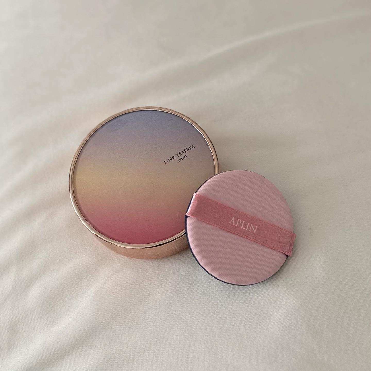 カバー力を求めてAPLINのピンクティーツリーシリーズのカバーアップグロウクッションを試してみました🌻

前にピンクティーツリーカバークッションを使ってたけど、はるかにカバー力が違う。

パフで2回クッションファンデをポンポンってつけたん