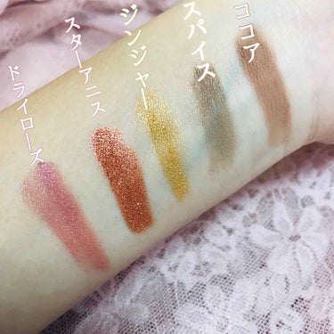 .
💄 ONLYMINERAL ミネラルピグメント
9月1日発売された新色レビュー
.
▼商品説明▼
目元や頬、唇などマルチに使えるミネラル100% のカラーパウダーで、クレンジング不要、石けんで落とせます。
今回新色で登場したカラーは
アイシングベージュ
★スターアニス
★ドライローズ
★スパイス
★ジンジャー
★ココア
の6色。(★はレビューするカラーの印)
価格:0.5g 1800円(税抜)
.
スウォッチの順番は
ココア
　↓
スパイス
　↓
ジンジャー
　↓
スターアニス
　↓
ドライローズ
.
早速スウォッチレビューしていきます！
.
❶ココア
マットな質感でココアべージュカラー。肌にも馴染みやすく、どんな色にでも合いやすい可愛いカラーです🥺
個人的にはアイブロウにも使いたくなりました。
(アイ・リップに使用可)
.
❷スパイス
カーキべージュカラーで、ゴールドのグリッターがラメもギラギラしてる感じは無く使いやすいカラー。
(アイ・アイブロウに使用可)
.
❸ジンジャー
べージュイエローゴールドカラーで
一番グリッターが効いたカラー。
唇の中央や目尻のアクセントに、ポイントメイクとして使えます✨
(アイ・リップに使用可)
.
❹スターアニス
レッドべージュカラーで、ジンジャーと同じくグリッターが効いたカラーですが、
マルチに使えます✨
(アイ・アイブロウ・チーク・リップに使用可)
.
❺ドライローズ
セミマットな質感でローズべージュカラー。
ピンクのグリッターが可愛らしくて、
女らしい印象をこれ一つで引き出してくれる使いやすいマルチカラー。
(アイ・アイブロウ・チーク・リップに使用可)
以上スウォッチレビューになります！
.
〜まとめ〜
このマルチに使える
フタを開けて2〜3回振ると自動的に適量が取り出せるケースになっていて、めちゃくちゃ使いやすいです😂粉が飛び散ることも使っていてなかったです。
持ち運びやすい大きさでこれ一つでアイメイクやチーク、リップ、アイブロウと使えるので一つメイクポーチに忍ばせておきたい🥺💕
今回紹介しましたONLYMINERALミネラルピグメントは新色カラーを含む
全13色が現在発売されております。新色は要チェックです(*´｀*)♥
#オンリーミネラル
#ミネナルピグメント
#新色カラー
#スウォッチ 
の画像 その2