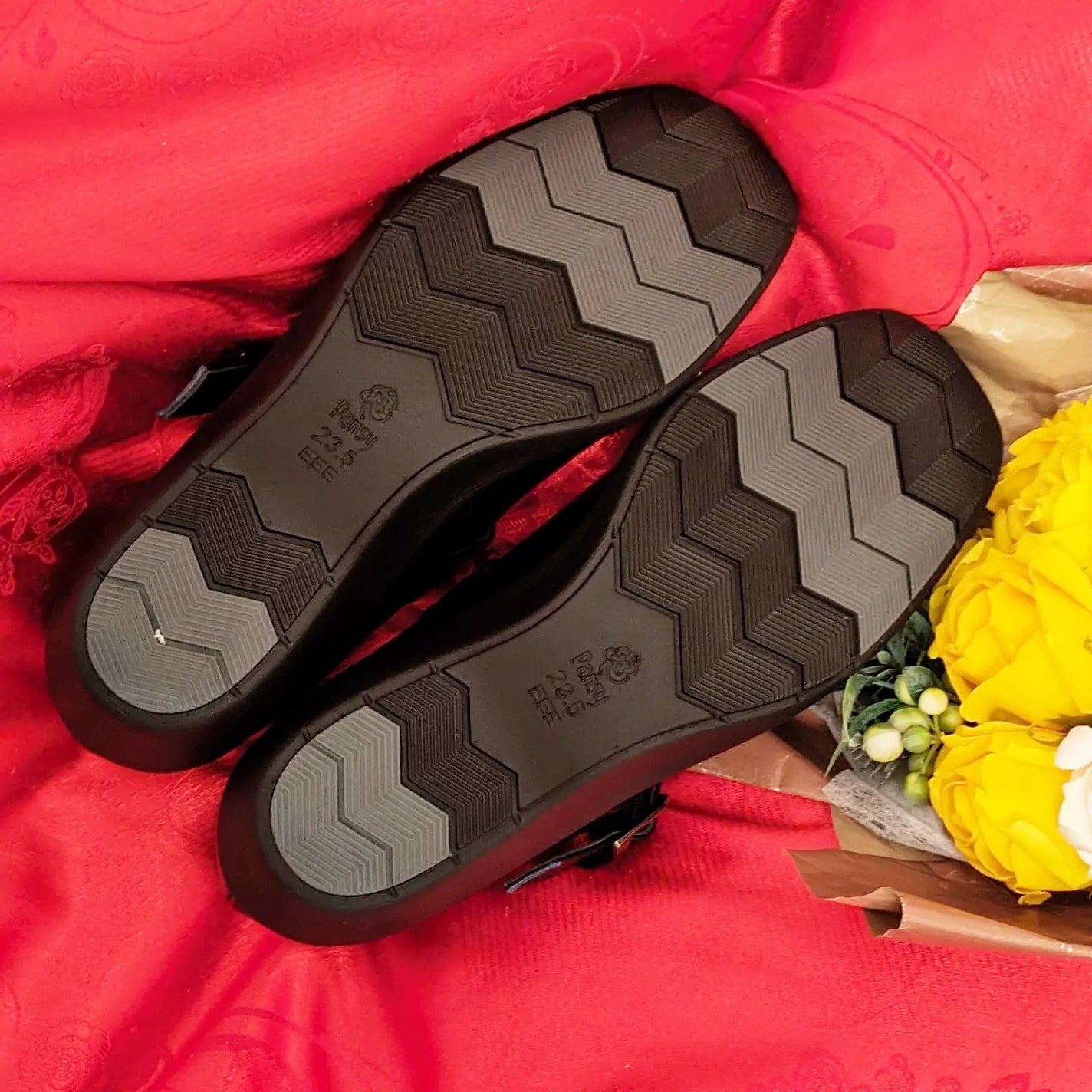 真紅 on LIPS 「パンジー様のオフィスパンプスブラックをお試しさせて頂きました。..」(8枚目)