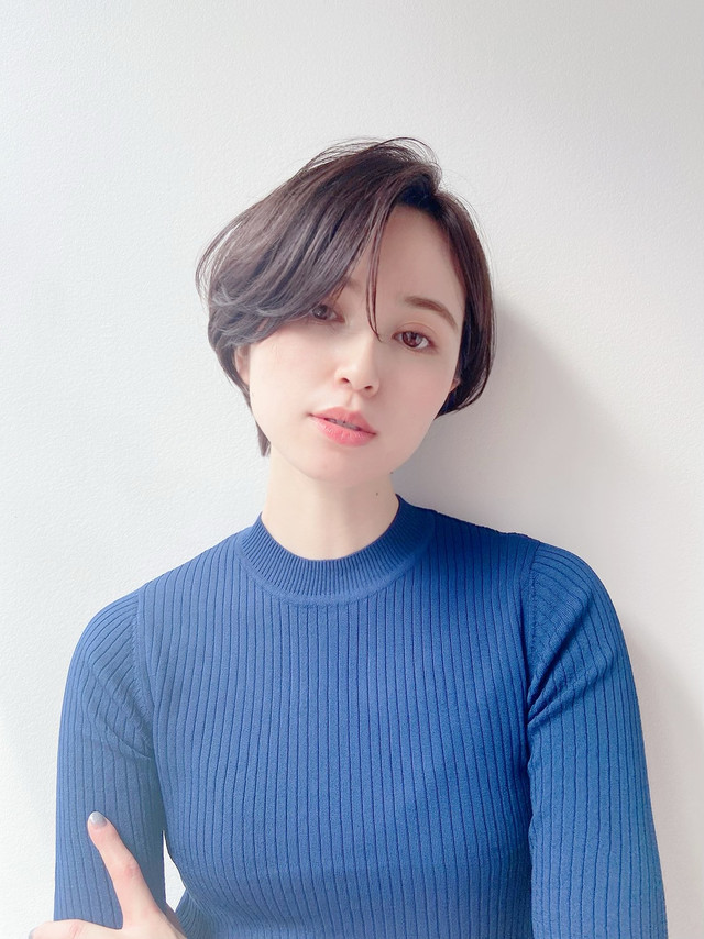 流し前髪のショートカットの女性
