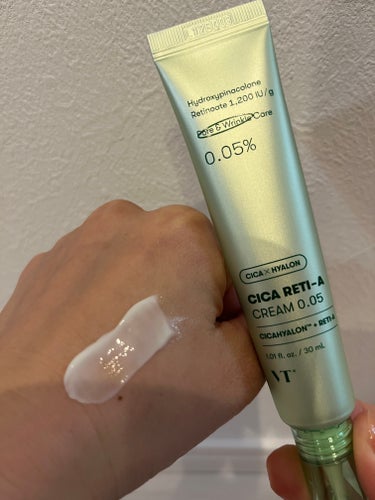 ⚪️VT cosmetics シカレチA クリーム

新しいものを開封🆕🍀
使うのは2.3本目くらい☺️

すごい勢いでなくなってしまう🥰スポットケアなんだろうけどたっぷり使うのが好き♥️

シカレチはラインで使ってるんだけど、レチノールケアする時の1番最後にはこのクリームが欠かせない!😍

毛穴がふっくらするし保湿も申し分ない👏

色々なレチノール系のクリーム使用してきたけど、私の中で上位に入るね😎💋

VT cosmeticsはコロナ禍のマスク荒れで悩まされていた時に、知ってずっとお世話になってるんだ☺️

冬でも肌は荒れることもあるしなんか赤みでほてる事もあるから、適度にCICAは取り入れたいんだよね❣️

このクリームに関しては大容量希望〜🖤🐯

#vt #vtcosmetic #vtcosmetics #cica #cicaクリーム #レチノール #レチノールクリーム #シカレチ #韓国スキンケア #韓国スキンケアおすすめ #韓国コスメ #韓国コスメ購入品 #韓国コスメレビュー #韓国コスメ大好き #韓国コスメ好きな人と繋がりたい #スキンケア #スキンケアマニア #スキンケア用品 #スキンケア紹介 #スキンケア好きさんと繋がりたい #スキンケアオタク #スキンケア大好き #コスメ #コスメレポ #コスメ購入品 #コスメマニア #コスメ紹介 #コスメオタクの画像 その1