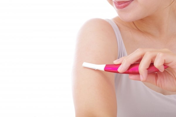 腕の毛を処理する女性