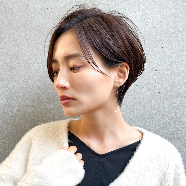 センター分けのショートカットの女性