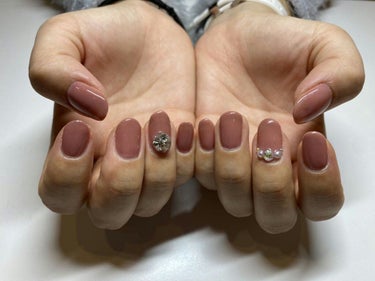 
今月の自分nail♡.。

年明けに備えてネイルチェンジ👌

マオジェルのプレミアム001番2度塗りで
ヌーディな仕上がりに…💓💓

シンプルめのお色味なので

オーロラストーンとパールの組み合わせと