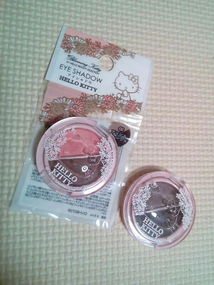 パウダーアイシャドウ ブルーミングキティ/DAISO/アイシャドウパレットを使ったクチコミ(1枚目)