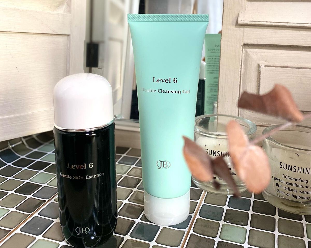 

敏感肌用のクレンジングジェルは、トロトロ〜とした濃密テクスチャーで、メイクと馴染みやすくて、スルスル落ちます。


肌あたりも優しい。

潤い残して仕上がってくれました。　　


　 #底見え殿堂入り  #ツヤ感コスメ動画 