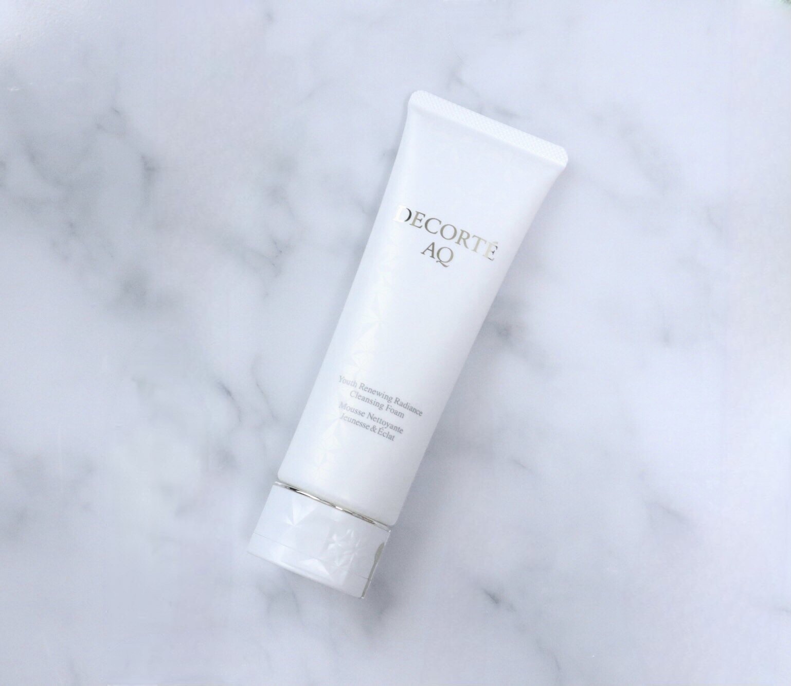 DECORTÉ
ＡＱ　ラディアンス エアリークリームウォッシュ


洗顔料自体はクリームの中でも少しゆるめかなという印象。垂れてしまう程のミルキーさはないので、洗顔ネットの上に出してもボタボタ垂れてしまったりはしません。

泡立ちはどうかな