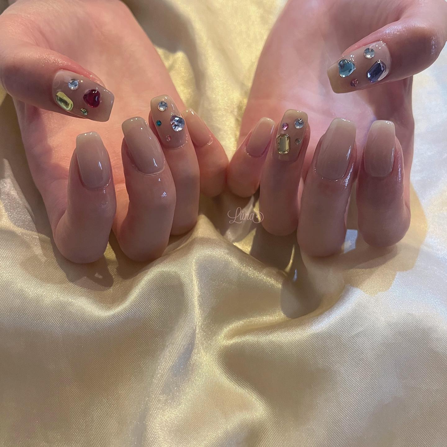 #ジェルネイル,#ワンカラーネイル,#ニュアンスネイル,#うるうるネイル,#ちゅるんネイル,#シンプルネイル,#パーツネイル,#透け感ネイル,#クリアネイル,#ぷっくりネイル,#ちぐはぐネイル,#韓国ネイル,#きらきらネイル,#うるつやネイル,#フレンチガーリーネイル,#ビジューネイル,#ストーンネイル,#ベージュネイルのネイルデザイン