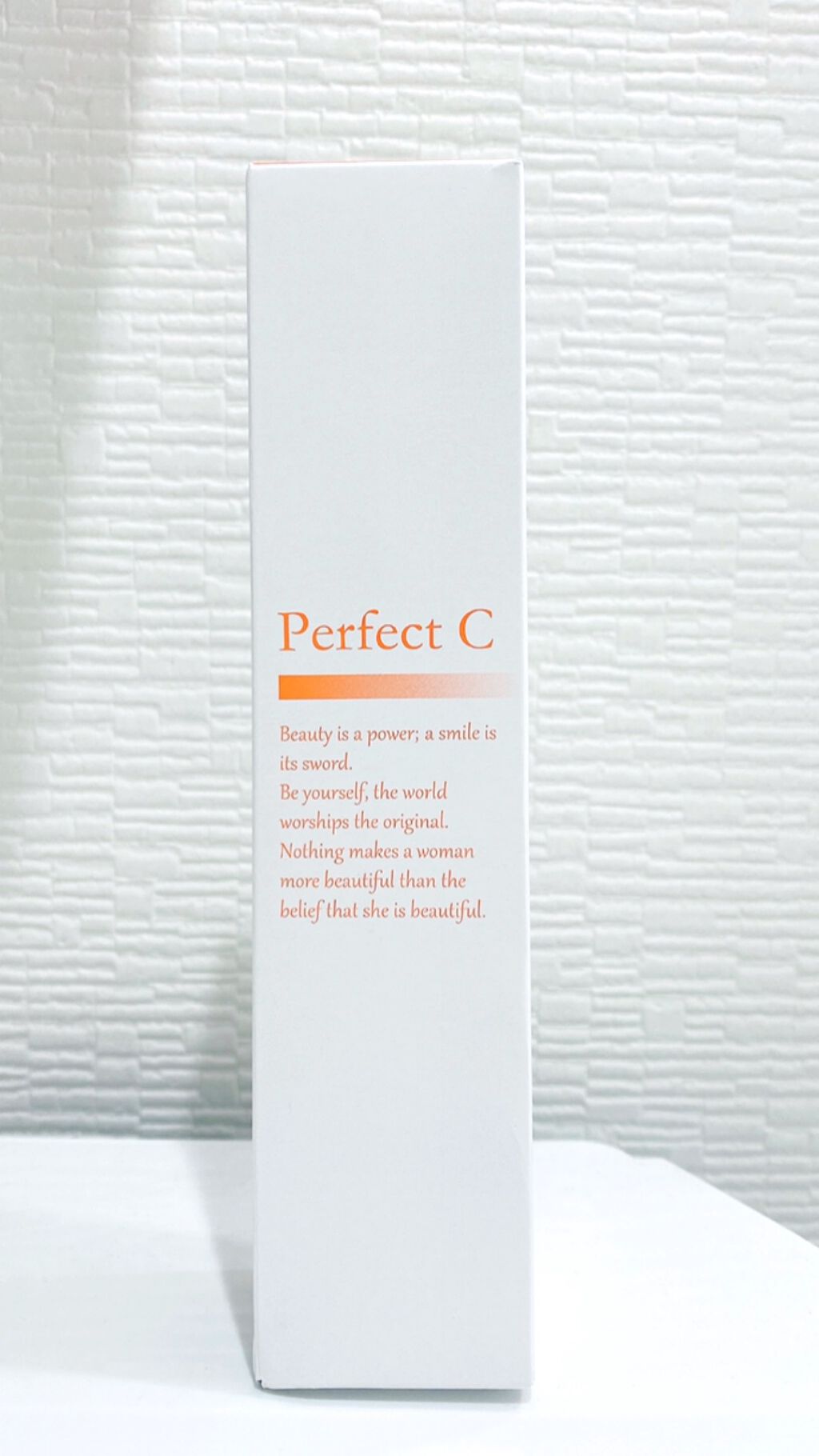 １本で４つのケアが出来る多機能クレンジング♪
クレンジングと洗顔は勿論の事、角質ケアとコラーゲンケアまで出来るそうです☆

パッケージ裏の使用方法には
「適量（ポンプ２～４プッシュ）を手に取り
メイクとよく馴染ませてください。
