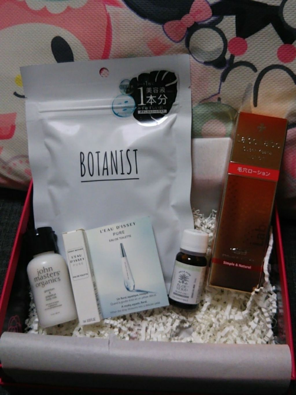 #bloombox 
9月分が到着しました🎁

今月は…うーん🤔
毛穴ローションはうれしいけど、個人的にはプリマかリップティントかニベアがよかったかなぁ。
イッセイミヤケのオードトワレが漏れてて、箱の中が香水臭くなってたのが残念😢
ち